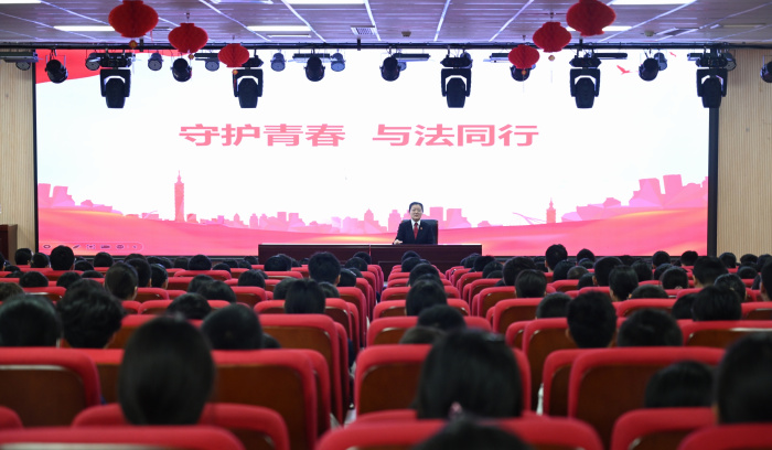 守护青春 与法同行 | 南阳高新区法院开展送法进校园活动
